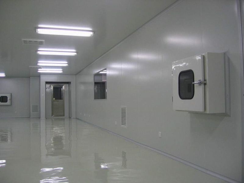 una camera bianca qualificata dotata di piastre pulite